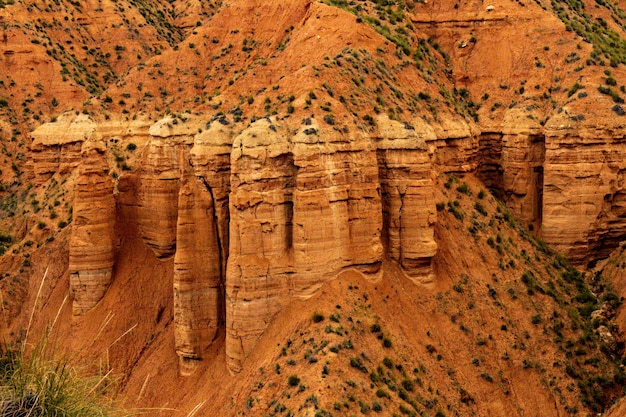 Crêtes et falaises du Badland de los Coloraos du Géoparc de Grenade.