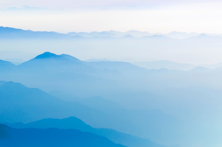 Crêtes de montagne brumeuses pittoresques au Japon tôt le matin