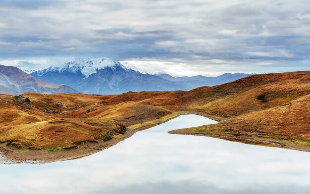 Crêtes de montagne enneigées d'automne