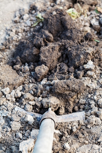 Creuser un trou à la pelle en gros plan