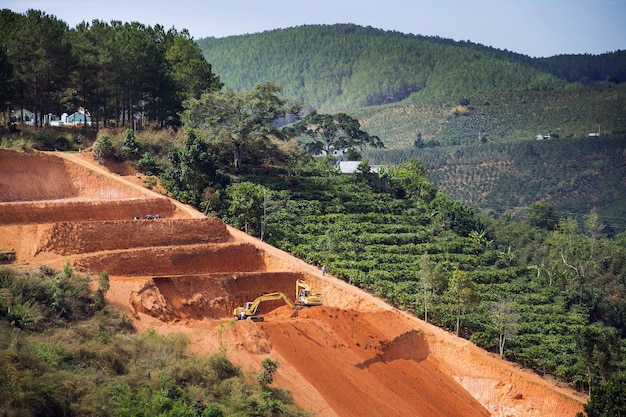 Des creuseurs creusent des terrasses pour des plantations de grains de café au Vietnam