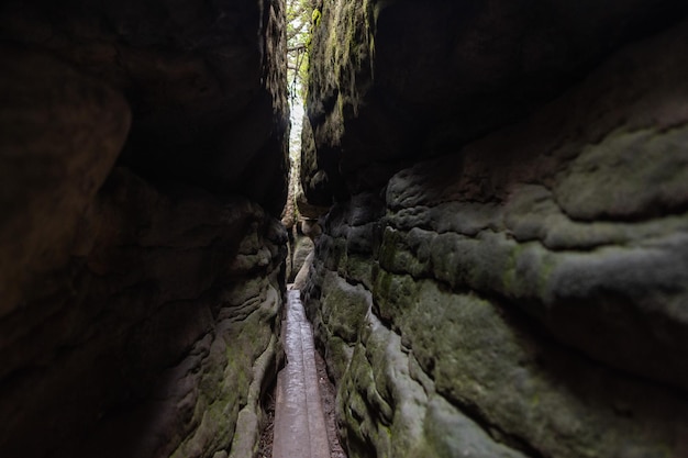 crevasse étroite entre deux rochers