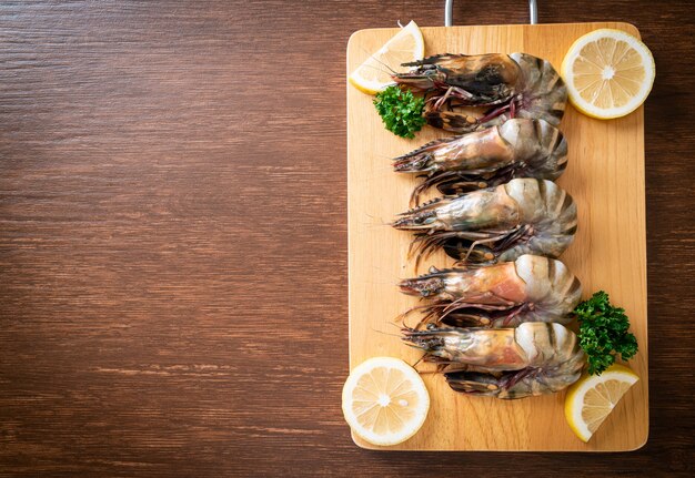 Crevette tigrée fraîche ou crevettes sur planche de bois