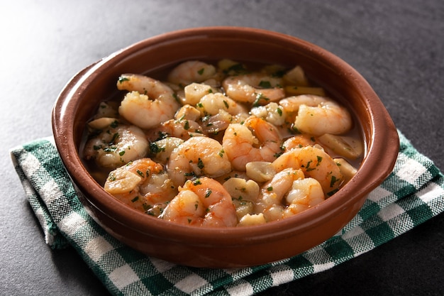 Crevettes à l'ail sur un bol en céramique