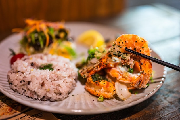 Crevettes à l'ail dans un café branché