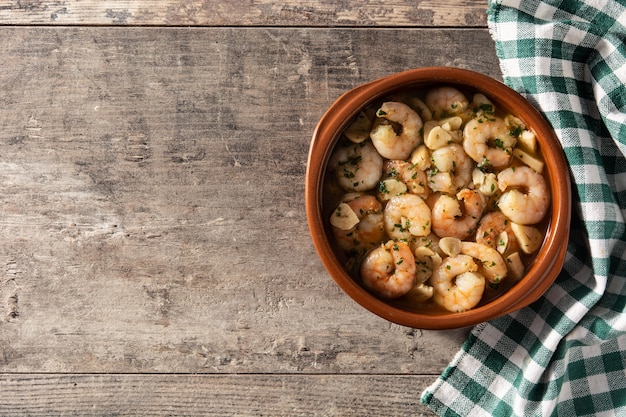 Crevettes à l'ail dans la mijoteuse sur table en bois