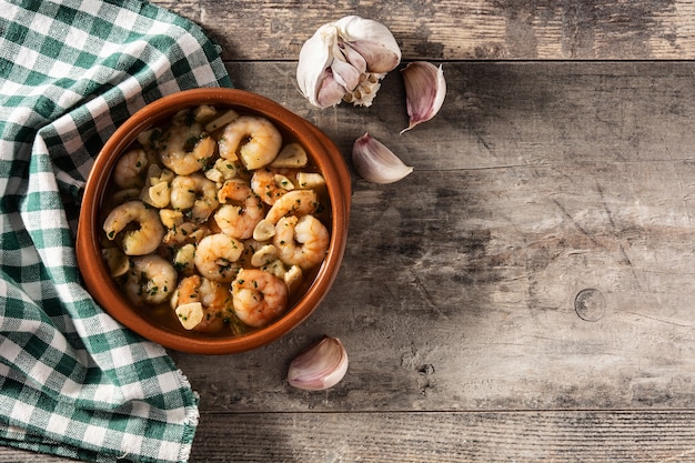 Crevettes à l'ail dans la mijoteuse sur table en bois