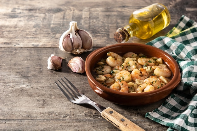 Crevettes à l'ail dans la mijoteuse sur table en bois