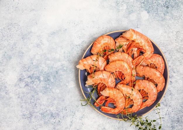 Crevettes argentines rouges crues sur plaque en céramique Crevettes géantes de l'océan