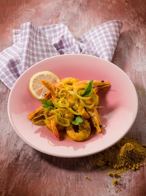 Crevettes au curry et oignons
