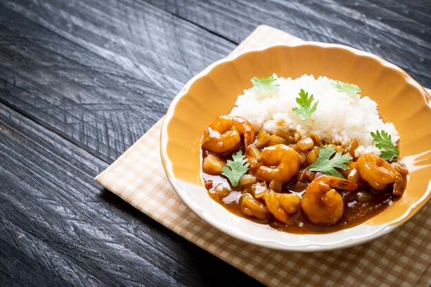 Crevettes au curry sur riz