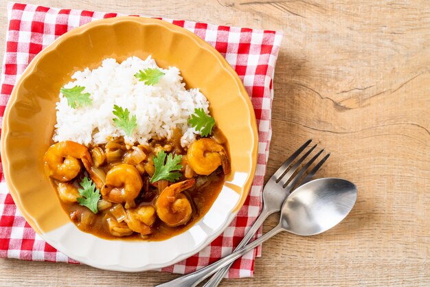 Crevettes au curry sur riz