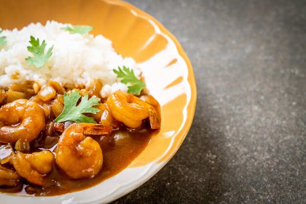 Crevettes au curry sur riz