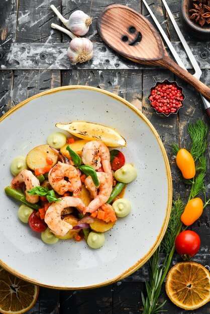 Crevettes au four avec pommes de terre et légumes Vue de dessus Espace libre pour le texte