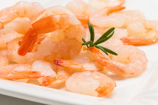 Crevettes aux brins de romarin close up