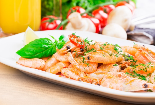 Crevettes bouillies au citron sur une assiette dans un café