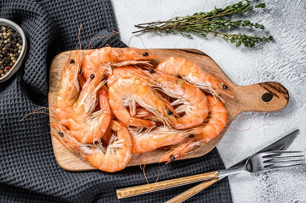 Photo crevettes bouillies fraîches sur une planche de bois