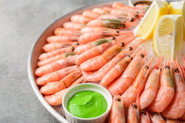 crevettes bouillies sur glace au citron