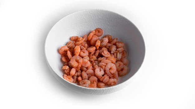 Crevettes bouillies isolées sur blanc.