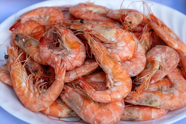 Crevettes bouillies à vendre sur le marché de rue à Bangkok Thaïlande libre