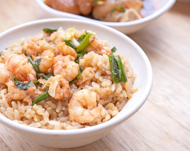 Crevettes braisées sur riz - célèbre cuisine de rue traditionnelle de Taiwan. Crevettes au soja sur riz cuit.