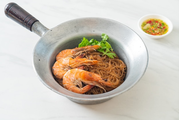 Crevettes en cocotte ou au four avec nouilles en verre ou crevettes en pot avec vermicelles