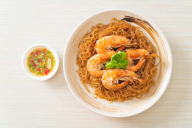 Crevettes en cocotte ou au four avec nouilles de verre ou crevettes en pot avec vermicelles