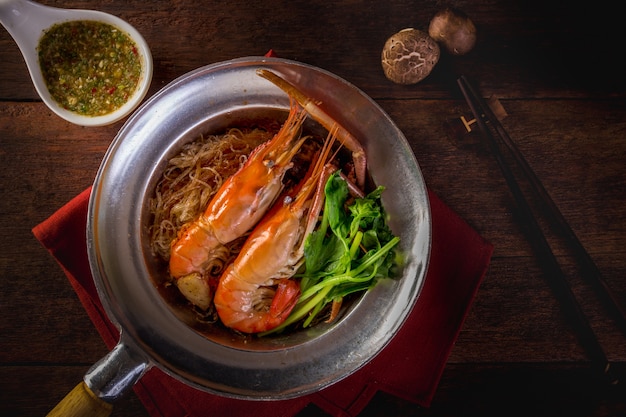 crevettes en cocotte avec des nouilles de verre