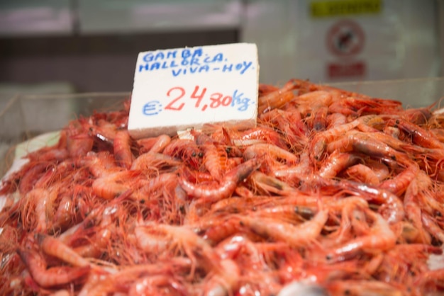 Crevettes sur le comptoir du magasin