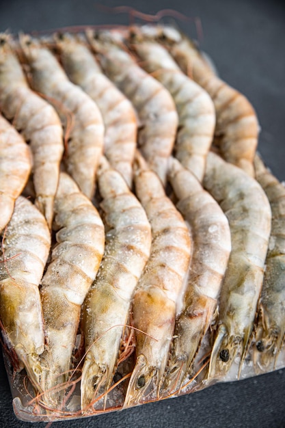 Crevettes congelées gambas crues repas de crevettes aux fruits de mer collation alimentaire sur la table copie espace arrière-plan alimentaire