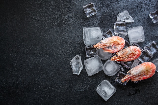 crevettes congelées avec de la glace