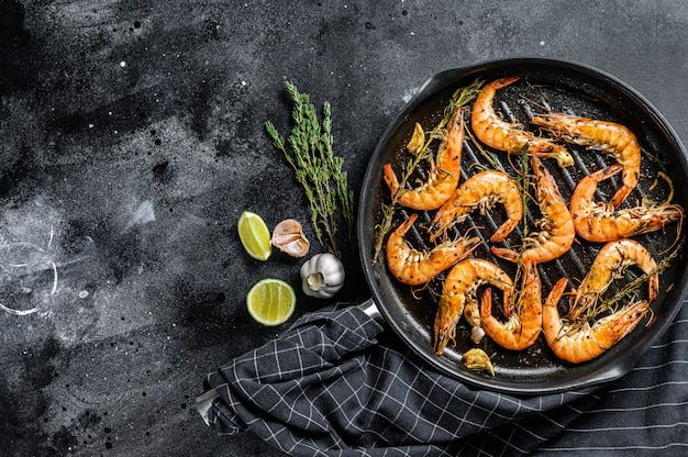 Crevettes, crevettes Plat traditionnel de langoustines frites dans une pâte à l'ail avec du citron et du persil. Nourriture saine. Vue de dessus. Espace copie