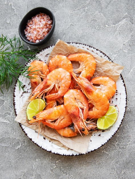 Crevettes ou crevettes servies avec du citron