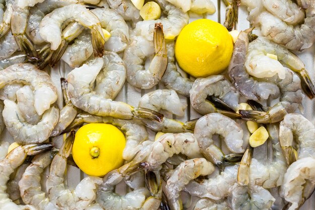 Crevettes crues décortiquées avec queues au citron prêtes à rôtir.