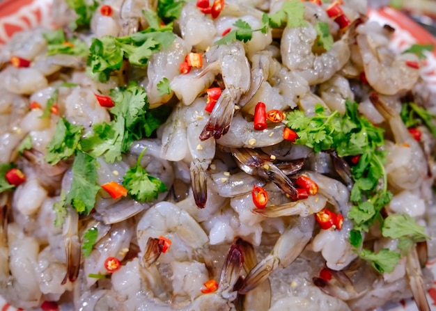 Photo crevettes crues épicées et acides à vendre sur un marché local de produits frais en thaïlande.