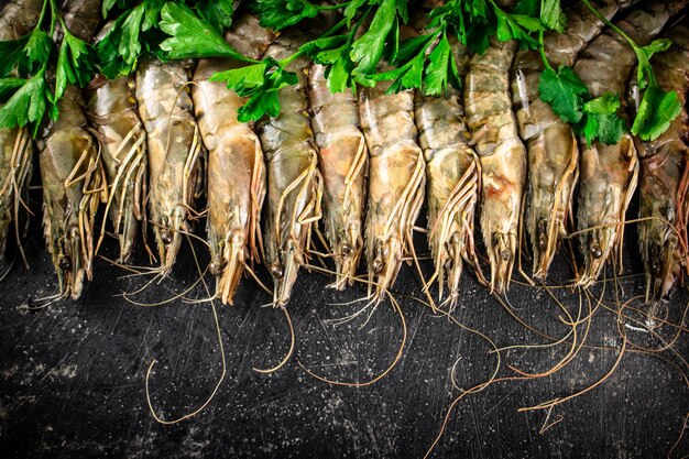 Crevettes crues fraîches au persil