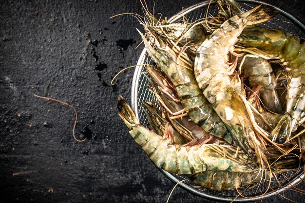 Crevettes crues fraîches dans une passoire