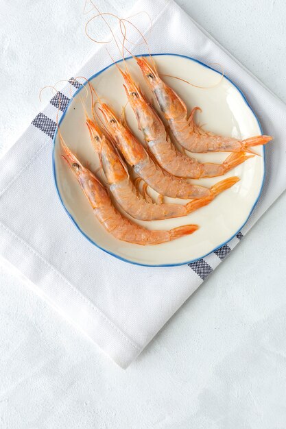 Crevettes crues fraîches préparées pour la cuisson