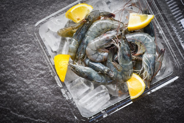 Crevettes crues sur glace avec citron et épices