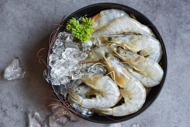 Crevettes crues avec de la glace dans un bol