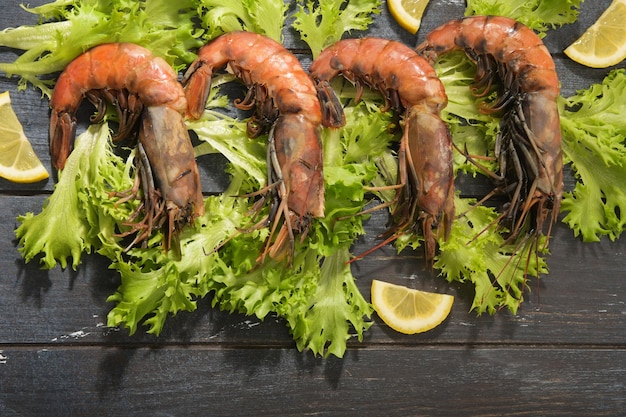 Les crevettes crues sont situées sur les feuilles de salade verte