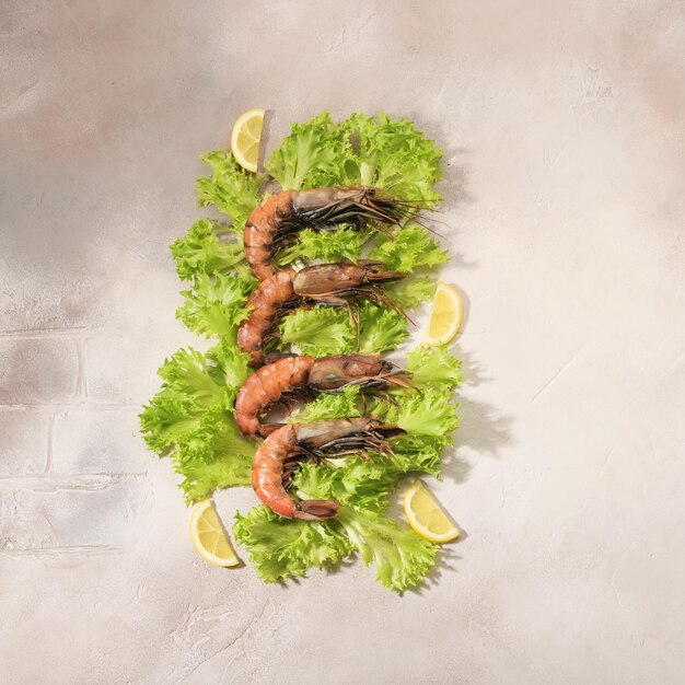 Les crevettes crues sont situées sur les feuilles de salade verte