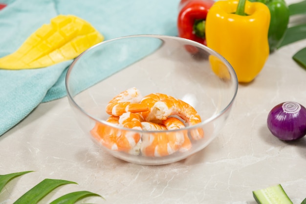 Crevettes cuites sur une assiette sur la table