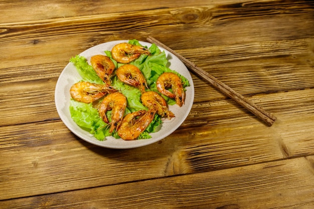 Crevettes cuites au four savoureuses sur une table en bois