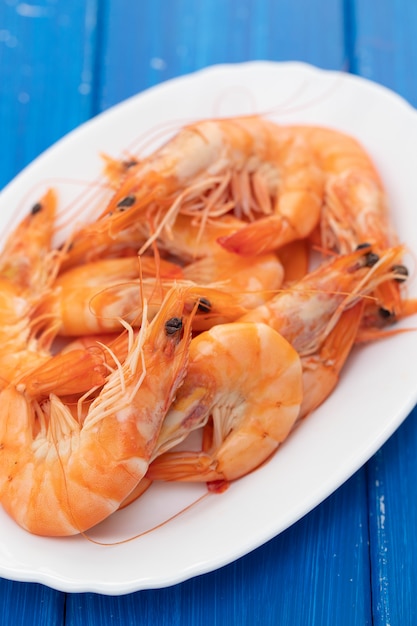 Crevettes cuites sur plat blanc