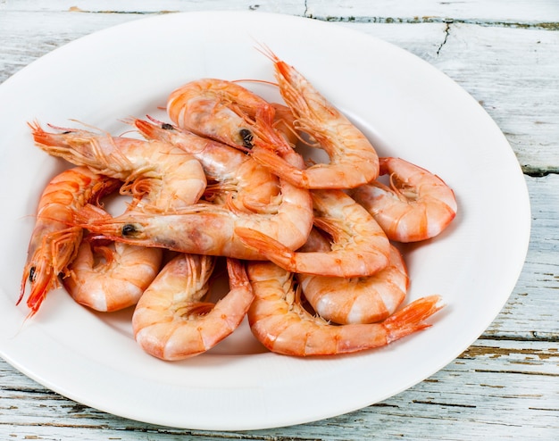 Crevettes cuites servies dans une assiette