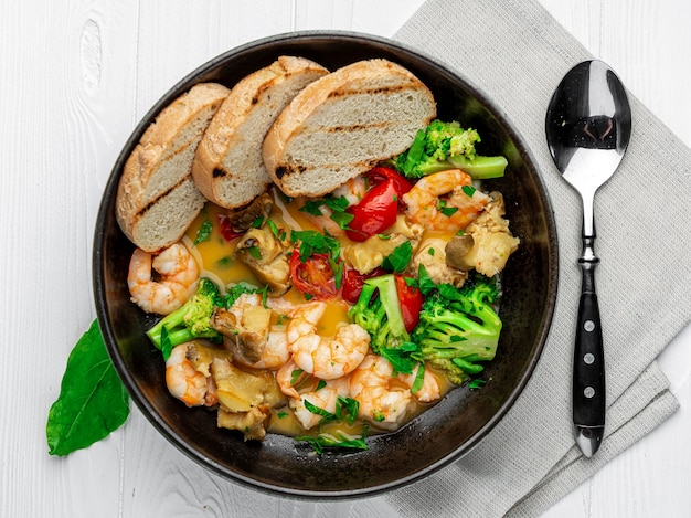 Crevettes dans une sauce crémeuse aux champignons brocolis et divers légumes