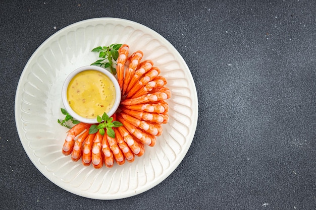 crevettes décortiquées crevettes prêtes à manger fruits de mer frais repas sain nourriture collation sur la table copie espace