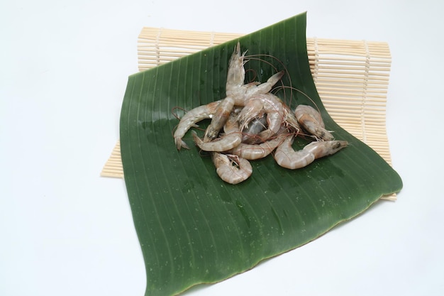 Crevettes sur une feuille de bananier sur fond blanc