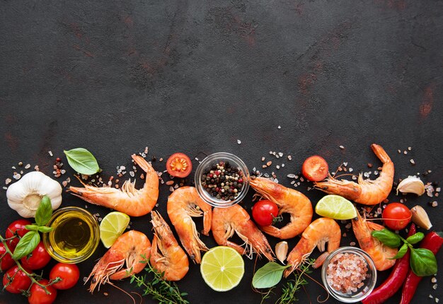 Crevettes fraîches à base de fruits de mer avec des légumes